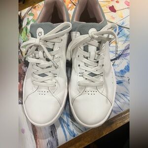 On cloud speedboard leather sneakers size 8